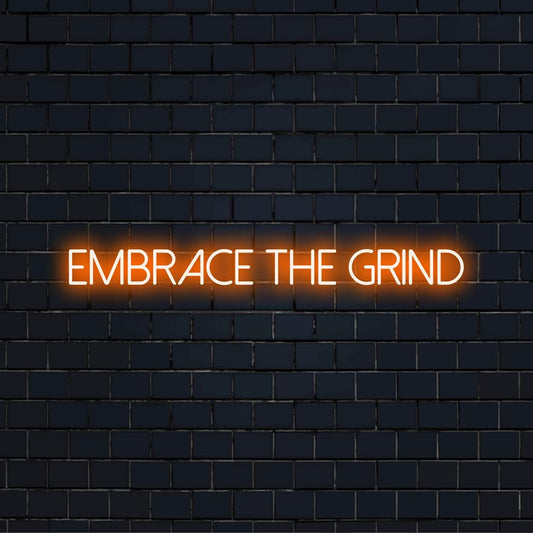 Mittatilaustyönä valmistettu Embrace Grind LED-valokyltti inspiroivalla lainauksella, täydellinen motivoivaan sisustukseen.