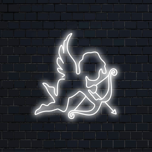 "Eros Neon Sign" syttyy viettelevällä hehkulla, ja se sopii täydellisesti romanttisiin tiloihin ja paikkoihin, joissa juhlitaan rakkauden houkuttelevuutta, lisäämällä tunnelmaan hienostuneisuutta ja romantiikkaa.