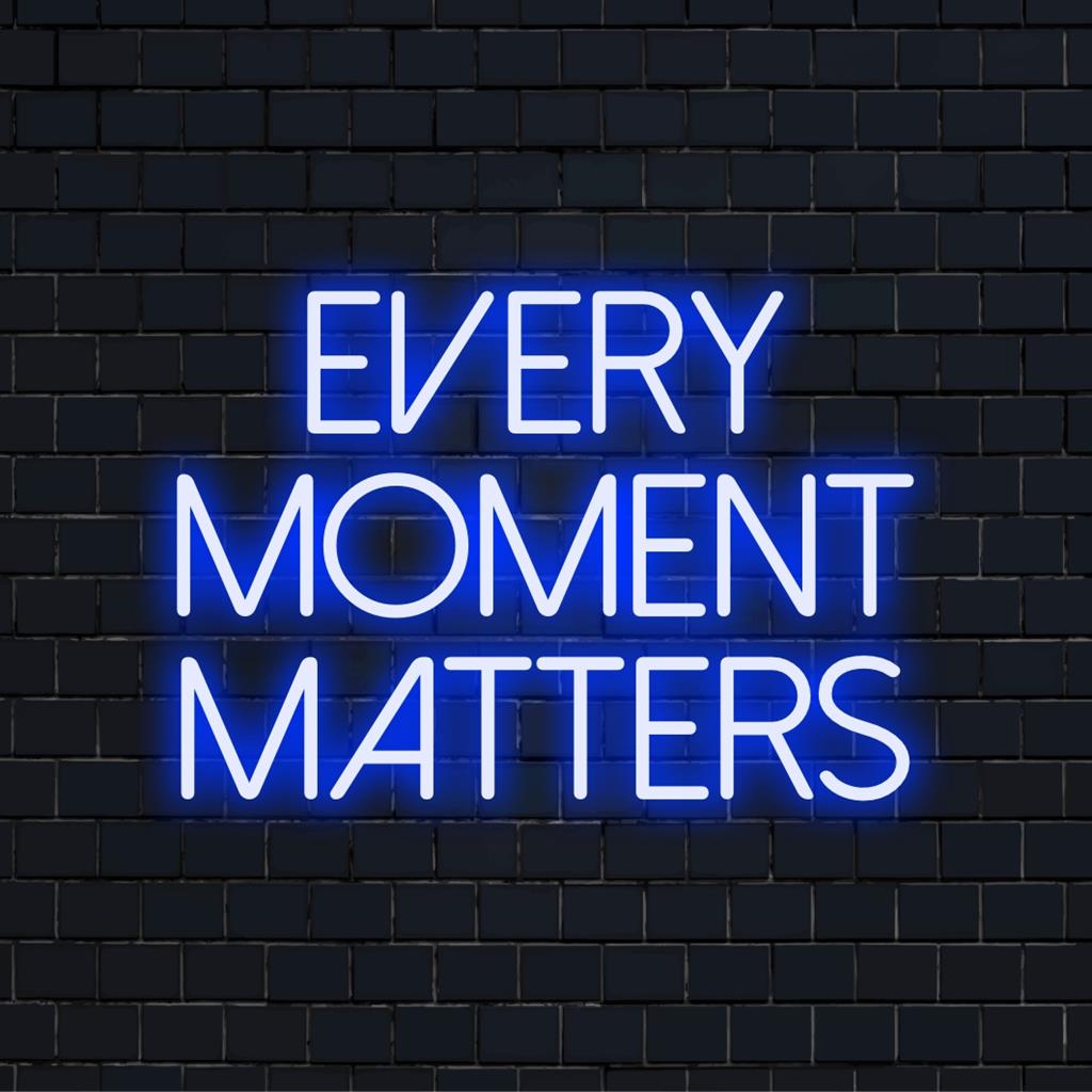 Livlig LED-neonskylt som läser Every Moment Matters. Perfekt för personlig neondekor som ger en unik touch till alla utrymmen.