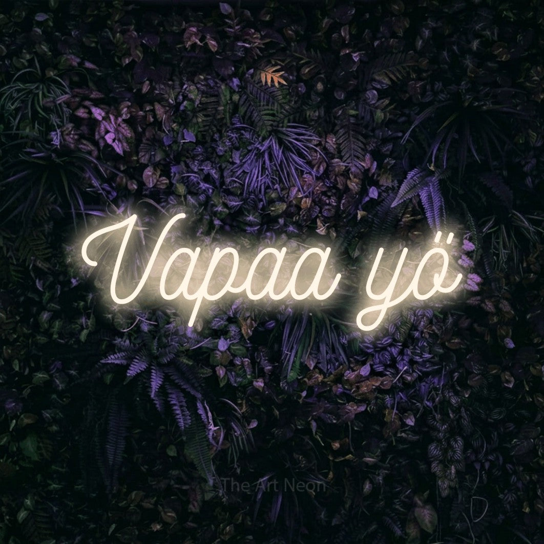 LED neon sign reading “Vapaa yö”, arranged in a single line.