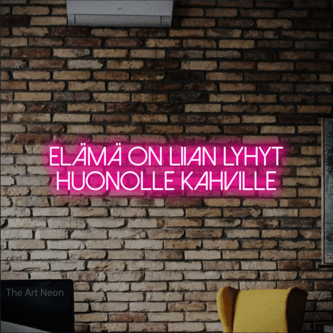 LED neon sign reading “Elämä on liian lyhyt huonolle kahville”, arranged in 2 lines.