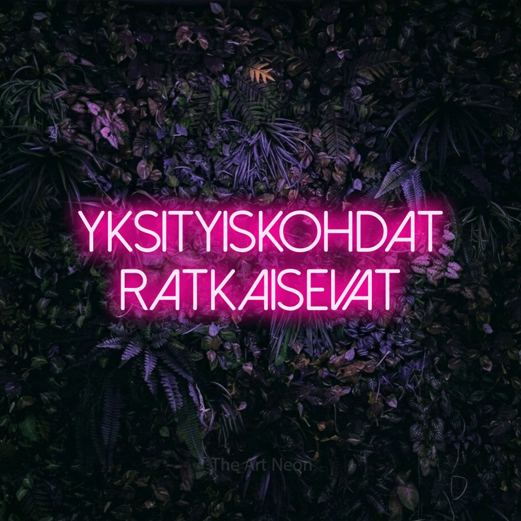 LED neon sign reading “YKSITYISKOHDAT ratkaisevat”, arranged in 2 lines.