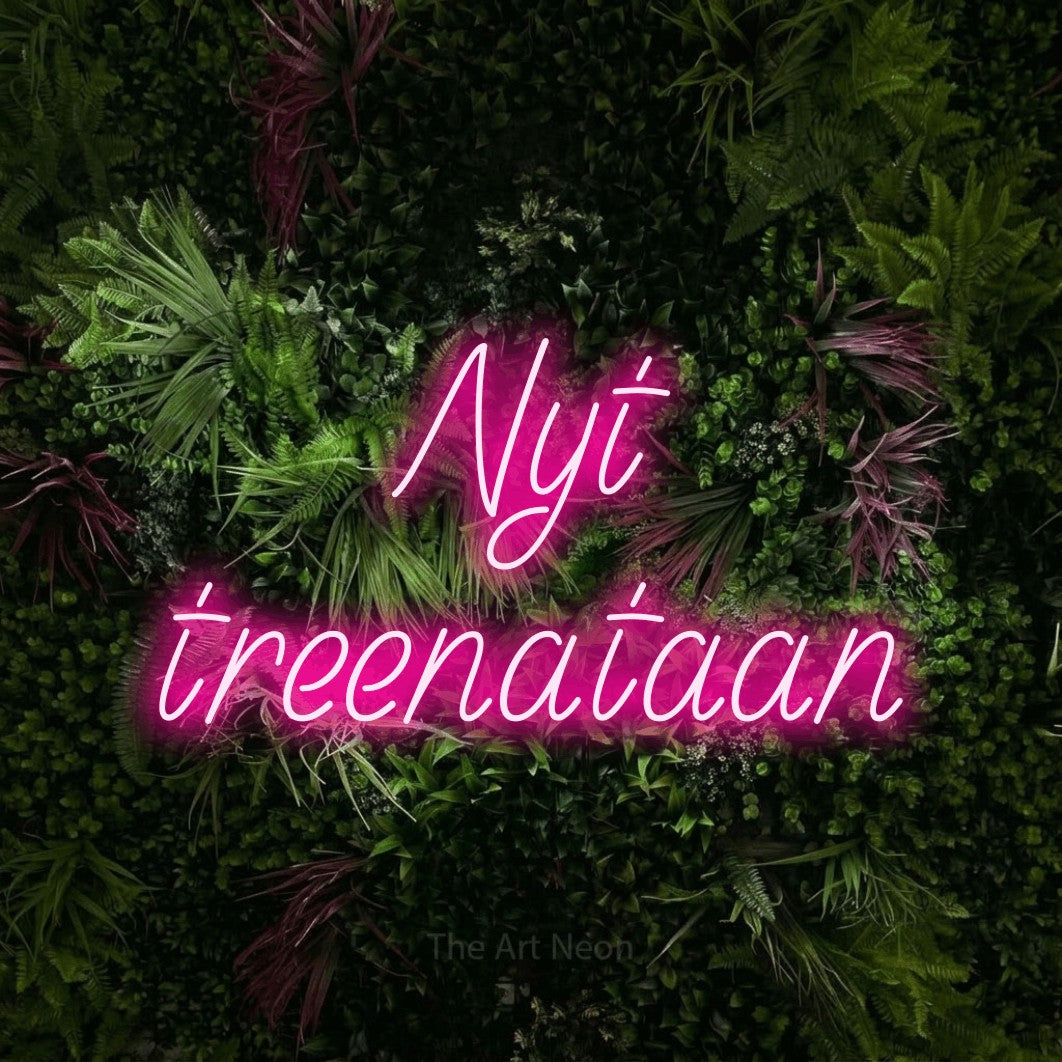 LED neon sign reading “Nyt treenataan”, arranged in 2 lines.
