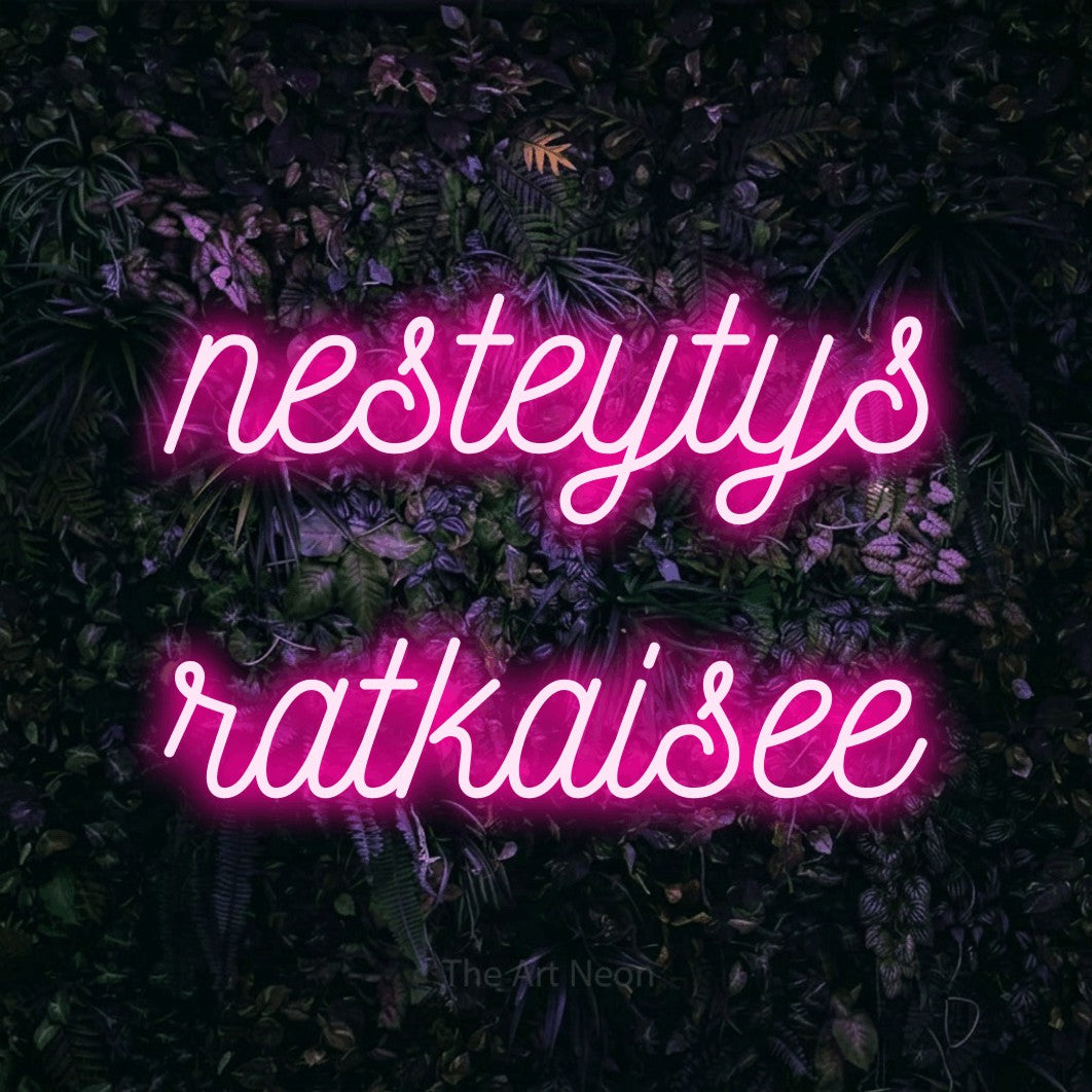 LED neon sign reading “nesteytys ratkaisee”, arranged in 2 lines.