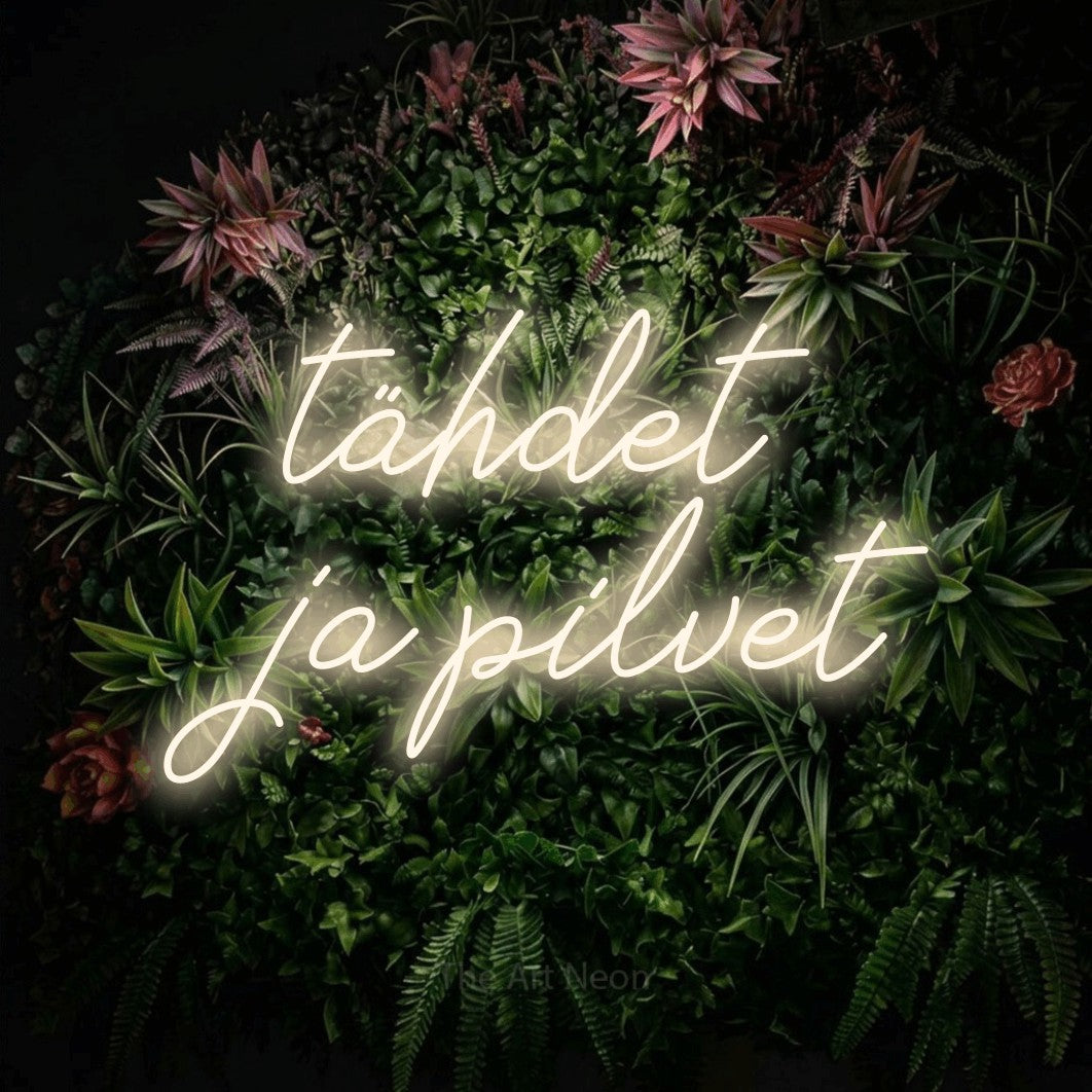LED neon sign reading “tähdet ja pilvet”, arranged in 2 lines.