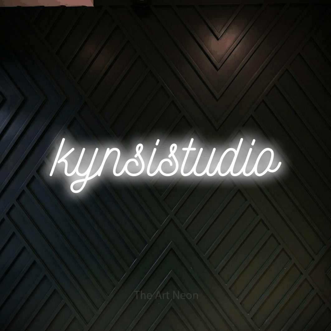 LED neon sign reading “kynsistudio”, arranged in a single line.