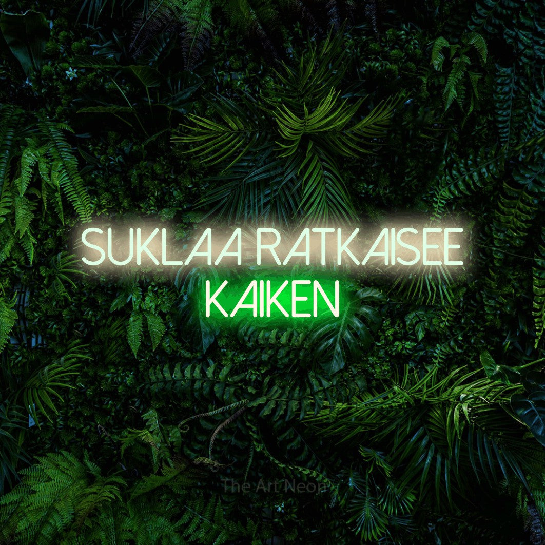 LED neon sign reading “suklaa ratkaisee kaiken”, arranged in 2 lines.