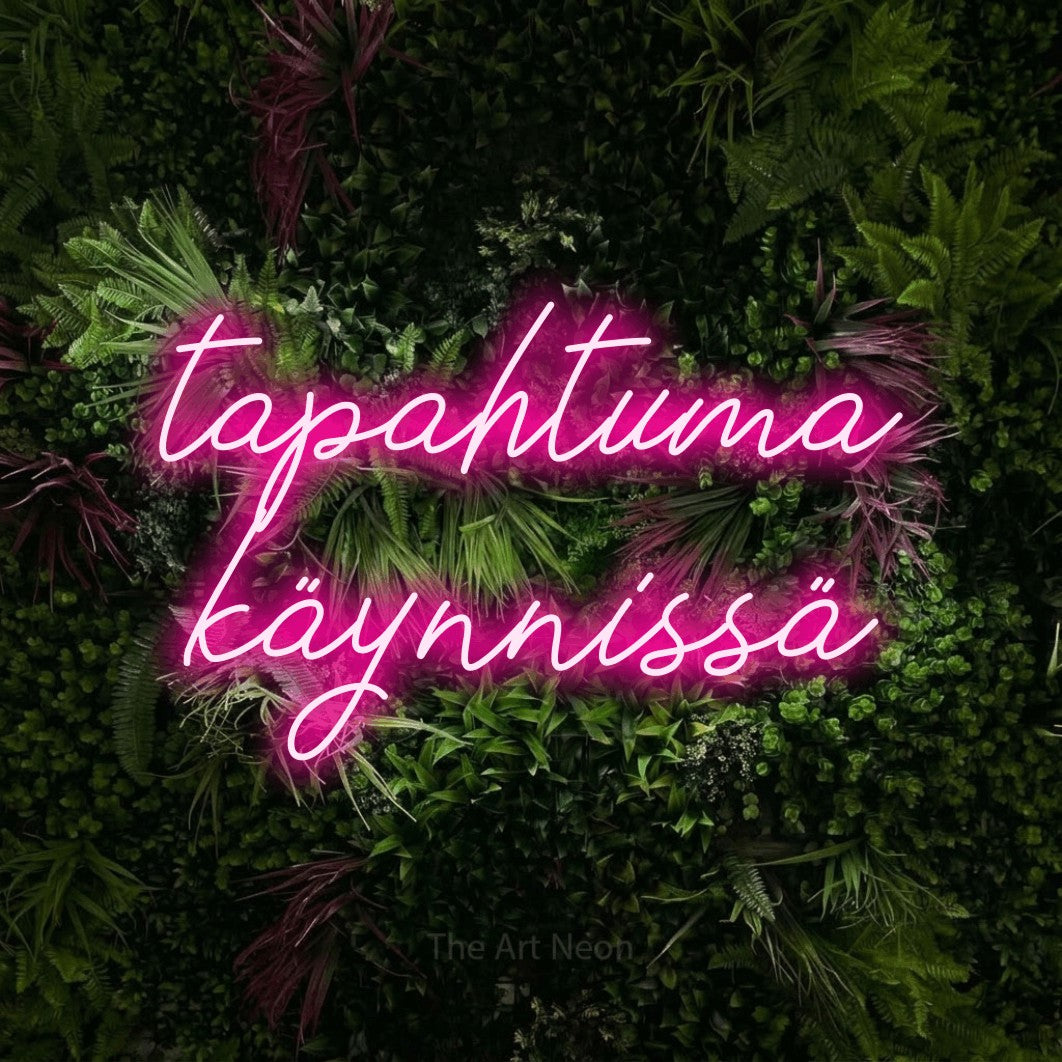 LED neon sign reading “tapahtuma käynnissä”, arranged in 2 lines.
