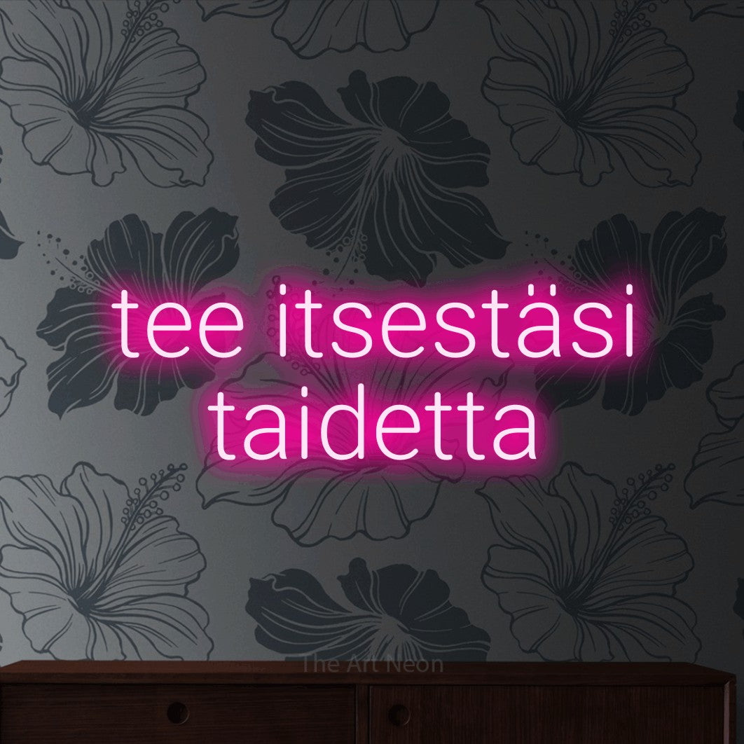 LED neon sign reading “tee itsestäsi taidetta”, arranged in 2 lines.