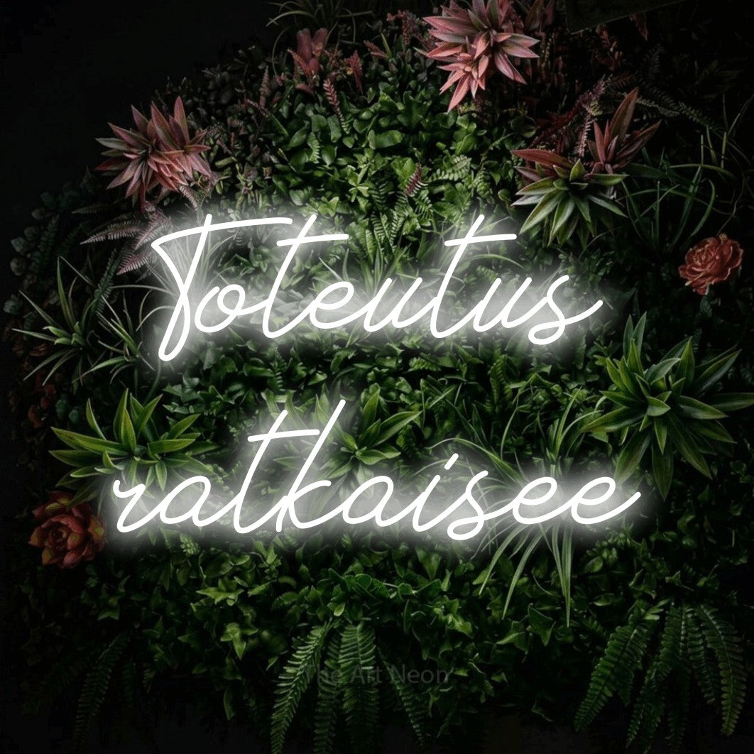 LED neon sign reading “Toteutus ratkaisee”, arranged in 2 lines.