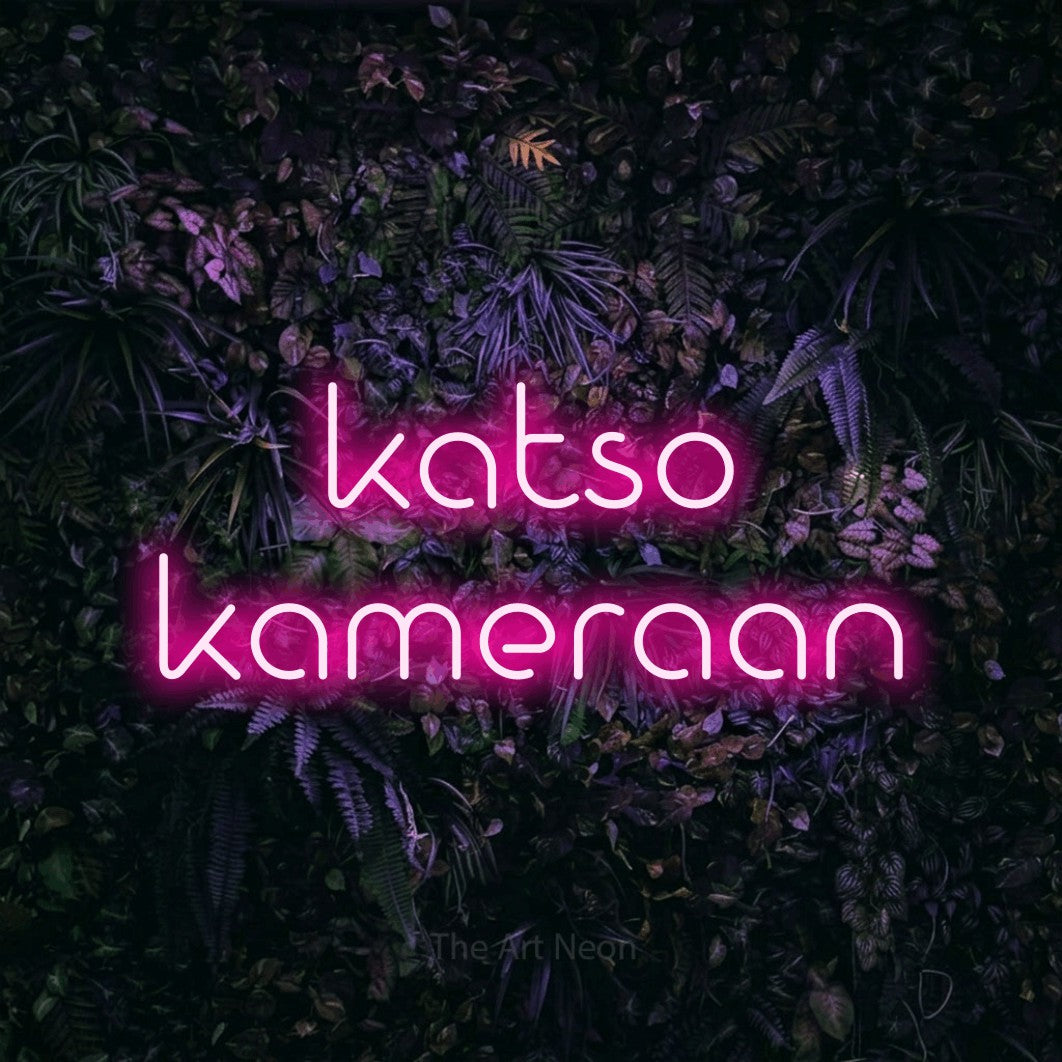LED neon sign reading “katso kameraan”, arranged in 2 lines.