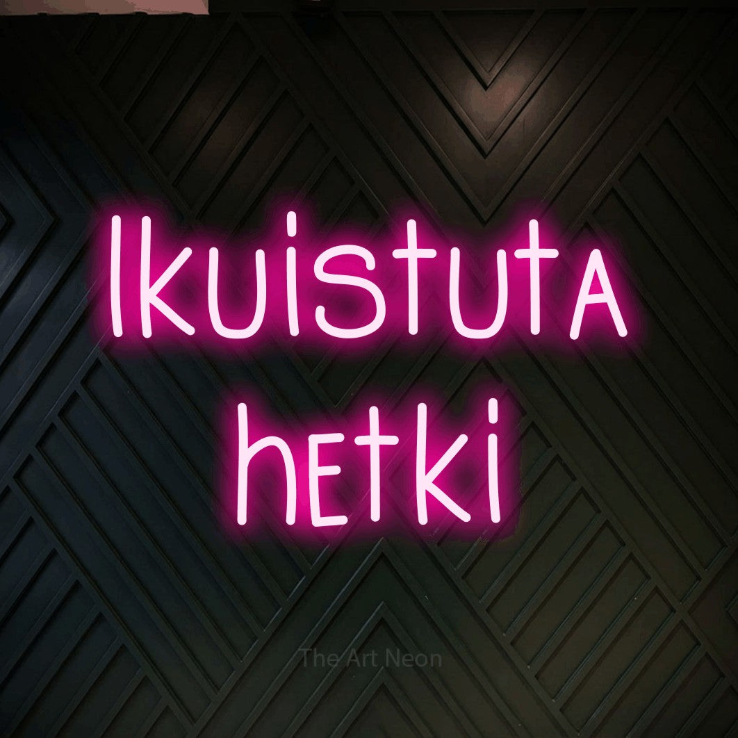 LED neon sign reading “Ikuistuta hetki”, arranged in 2 lines.