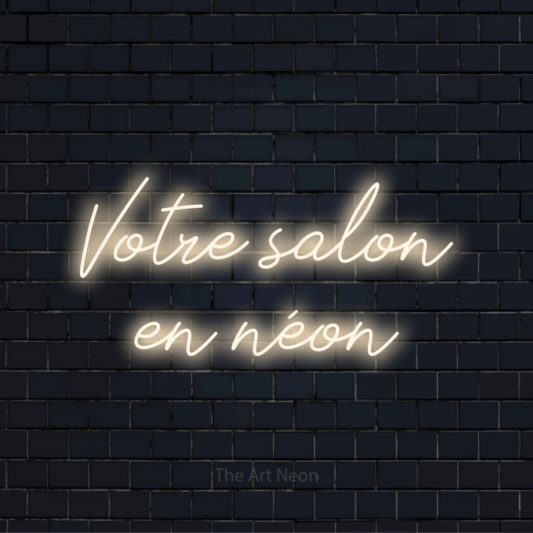 Enseigne néon personnalisée « Votre salon en néon » sur un mur en briques noires