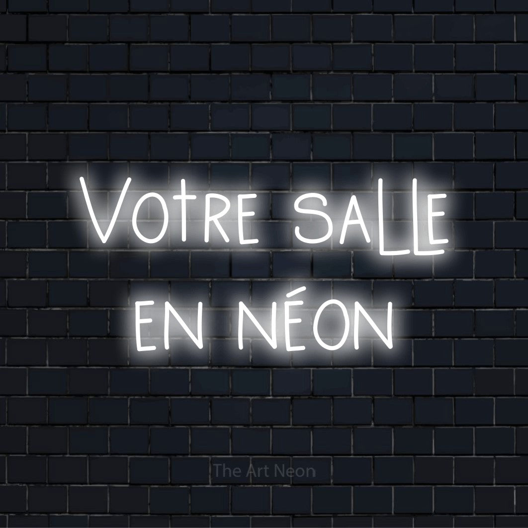 Enseigne néon personnalisée « Votre salle en néon » sur un mur en briques noires