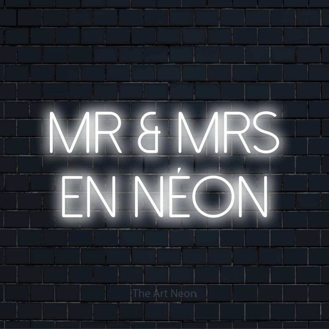 Enseigne néon personnalisée « Mr & Mrs en néon » sur un mur en briques noires