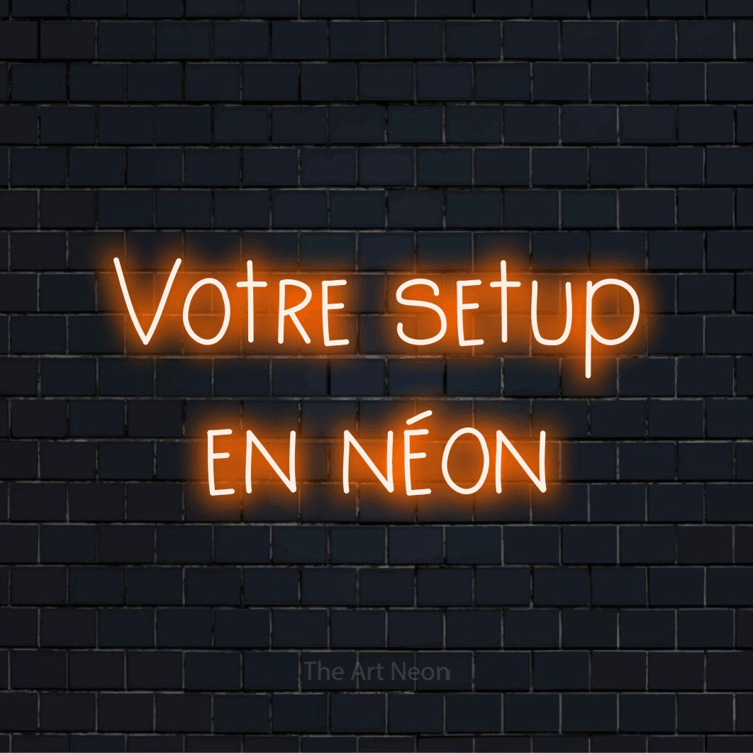 Enseigne néon personnalisée « Votre setup en néon » sur un mur en briques noires