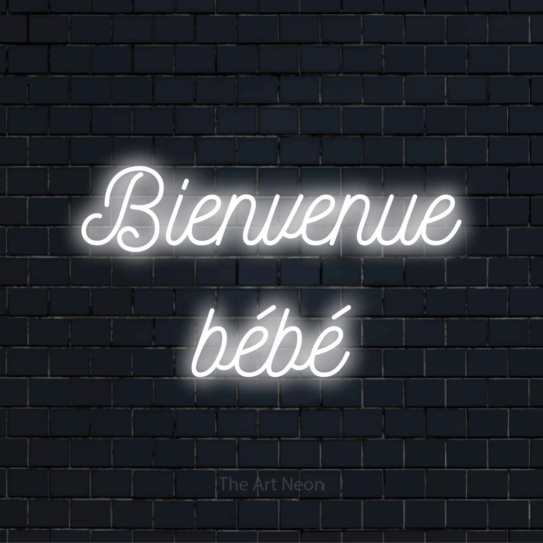Enseigne néon personnalisée « Bienvenue bébé » sur un mur en briques noires