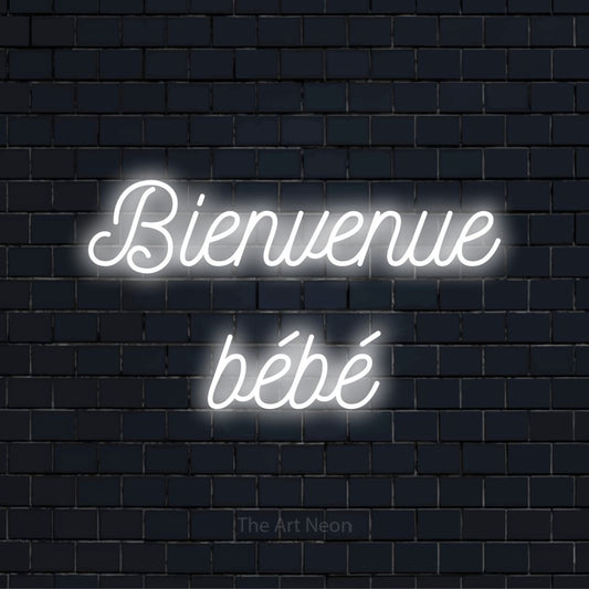 Enseigne néon personnalisée « Bienvenue bébé » sur un mur en briques noires