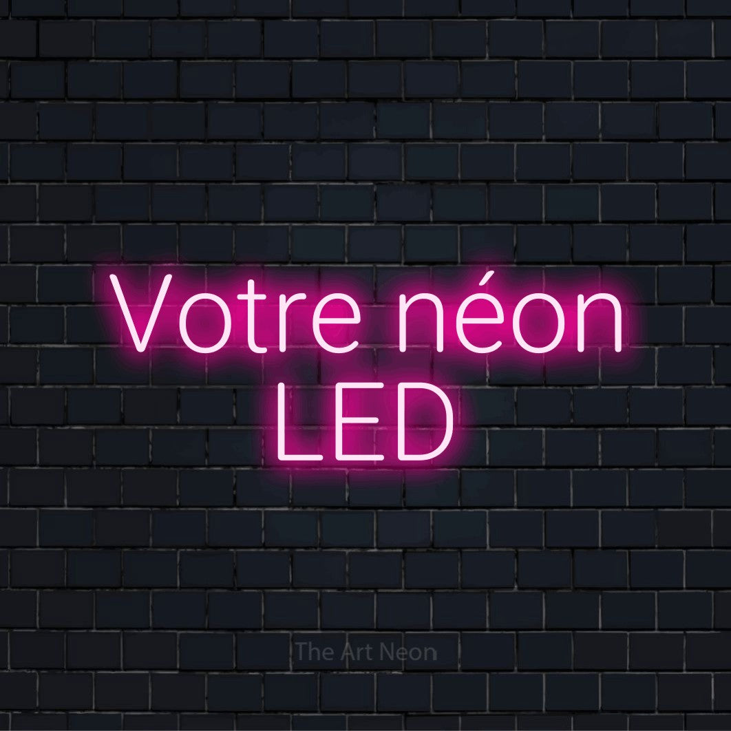 Enseigne néon personnalisée « Votre néon LED » sur un mur en briques noires