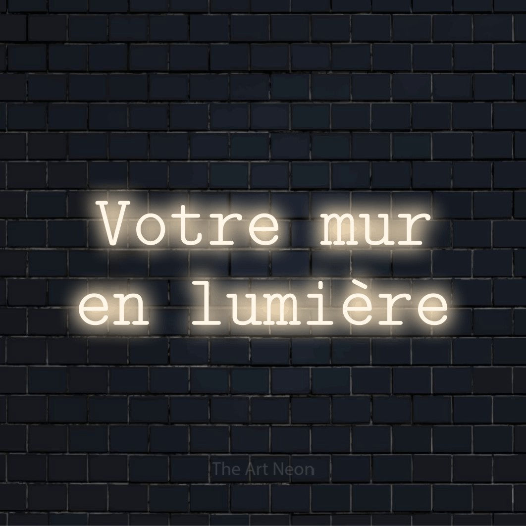 Enseigne néon personnalisée « Votre mur en lumière » sur un mur en briques noires