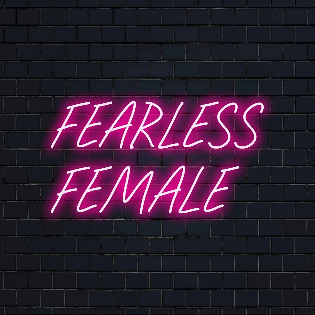 Mittatilaustyönä valmistettu Fearless Female -lauseen LED-valokyltti hehkuvalla tekstillä moderniin seinäsisustukseen ja voimaannuttavaa neonvalotaidetta.