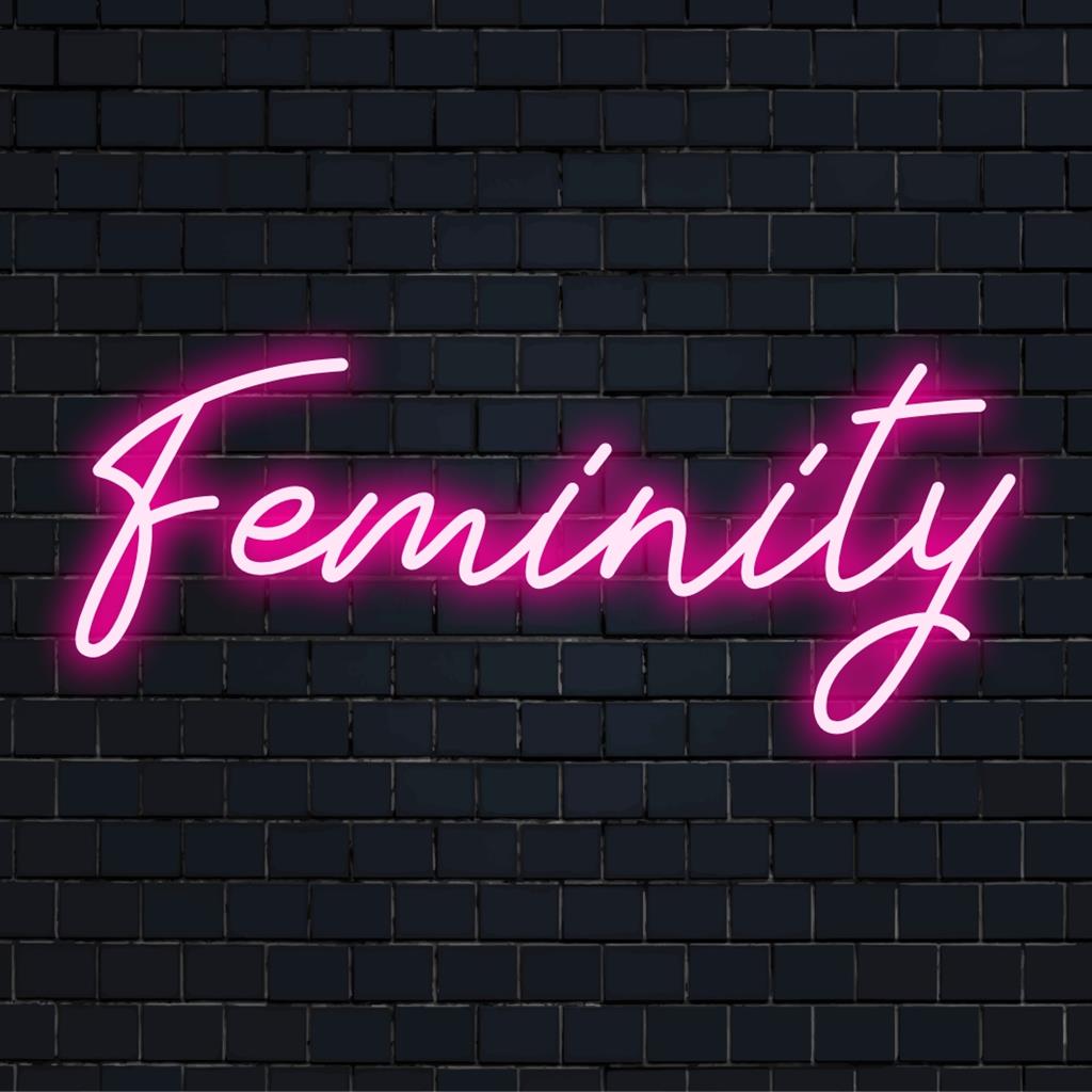 Anpassad LED-neonskylt med titeln Feminity, med eleganta kurvor med livfulla rosa toner, perfekt för en chic inredningsstämning.