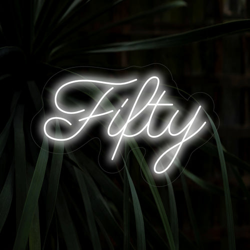 "Fifty Neon Sign" syttyy juhlallisella hehkulla, ja se on täydellinen virstanpylvästapahtumiin ja -tiloihin, joissa muistetaan 50-vuotiaana, ja se lisää tunnelmaan rohkeaa silausta.