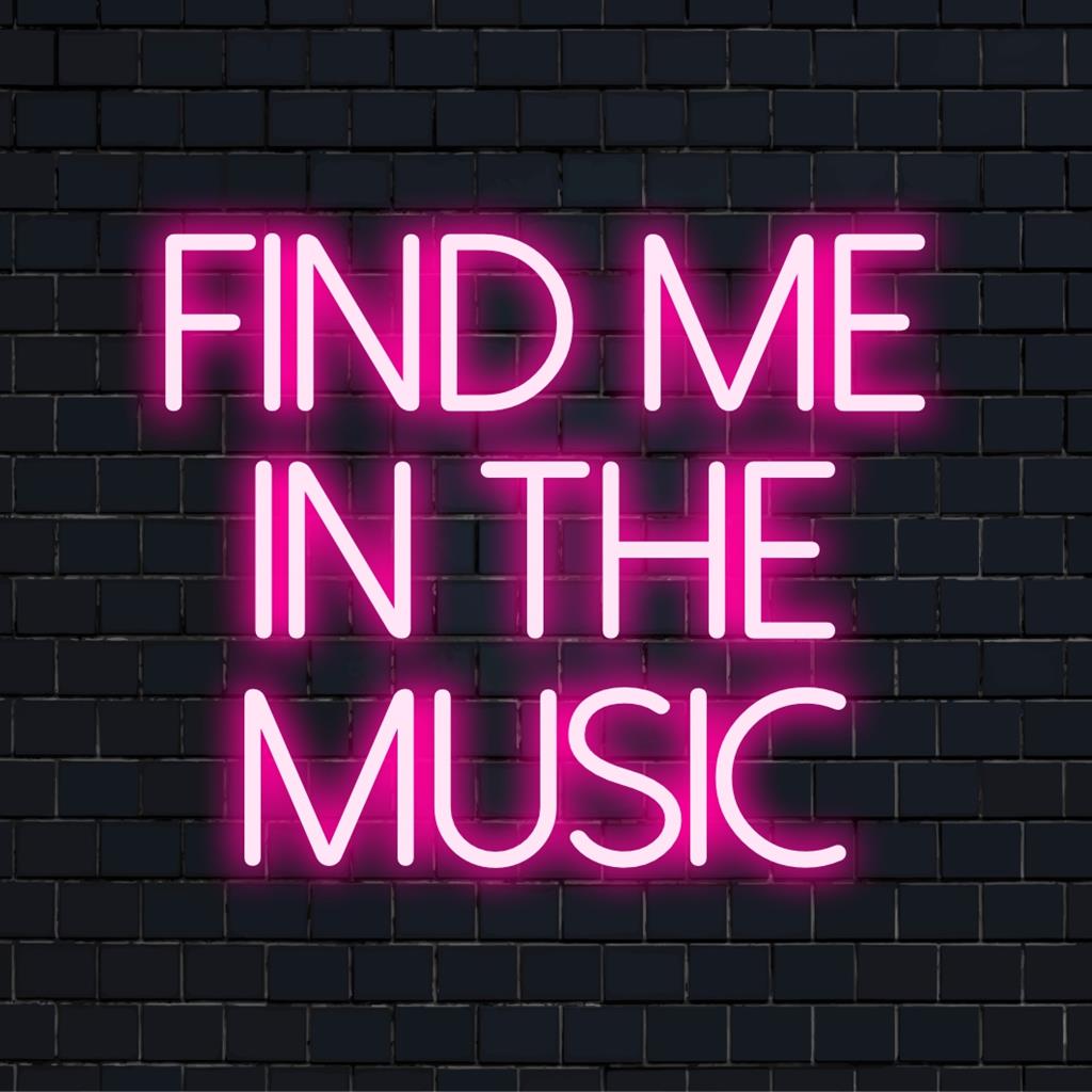 Värikäs LED-neonkyltti, jossa on teksti "Find Me In The Music", hehkuva taideteos jokaiseen musiikin ystävän tilaan.