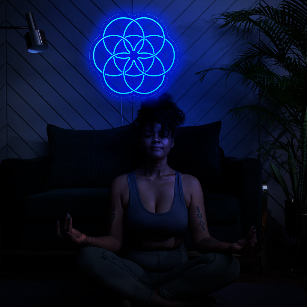 "Flower of Life Neon Sign" valaisee pyhällä geometrialla, ja se sopii täydellisesti henkisiin tiloihin ja alueisiin, jotka ottavat vastaan ​​elämänkukan symbolisen kauneuden ja lisäävät tunnelmaan henkisyyttä.