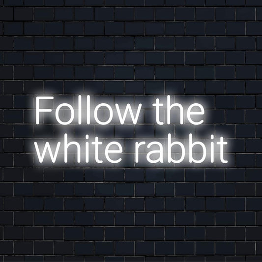 Mukautettu LED-valokyltti, jossa lukee Follow The White Rabbit, jossa on hehkuvia valkoisia kirjaimia. Ihanteellinen ainutlaatuiselle neonseinätaiteelle.