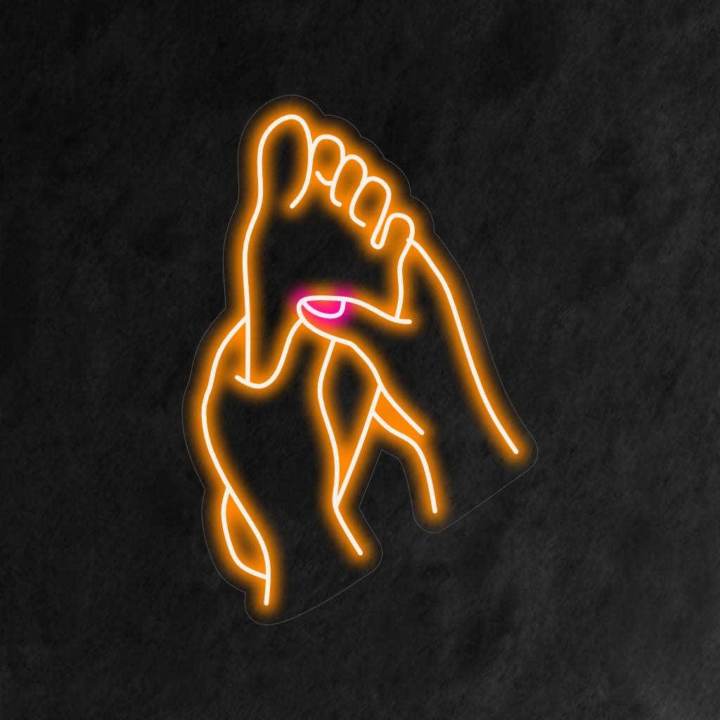 "Fotmassage Neon Sign" är ett lugnande och avslappnande tillskott till din friskvårdsinredning. Ett neonljus som inbjuder dig att varva ner och njuta av en fotmassage.