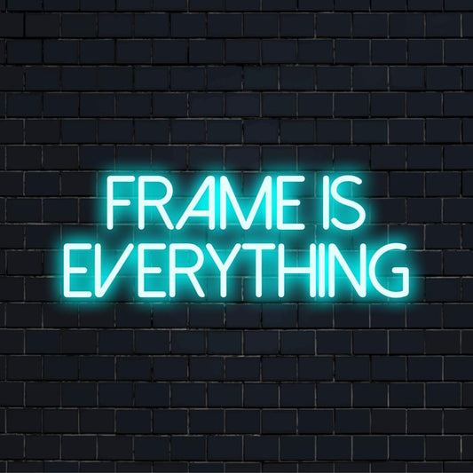 Mukautettu LED-neonkyltti, Frame Is Everything, korostaa eleganttia käsityötä eloisissa neonsävyissä. Täydellinen sisustuslause.