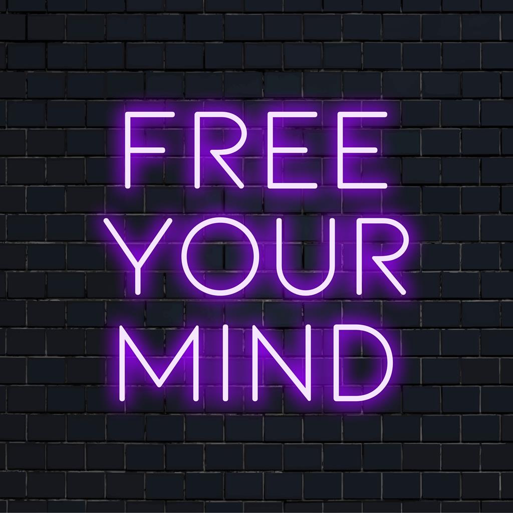 LED-neonkyltti lauseella Free Your Mind, joka on esimerkki taiteellisesta valaistuksesta ja modernista tunnelmasta.