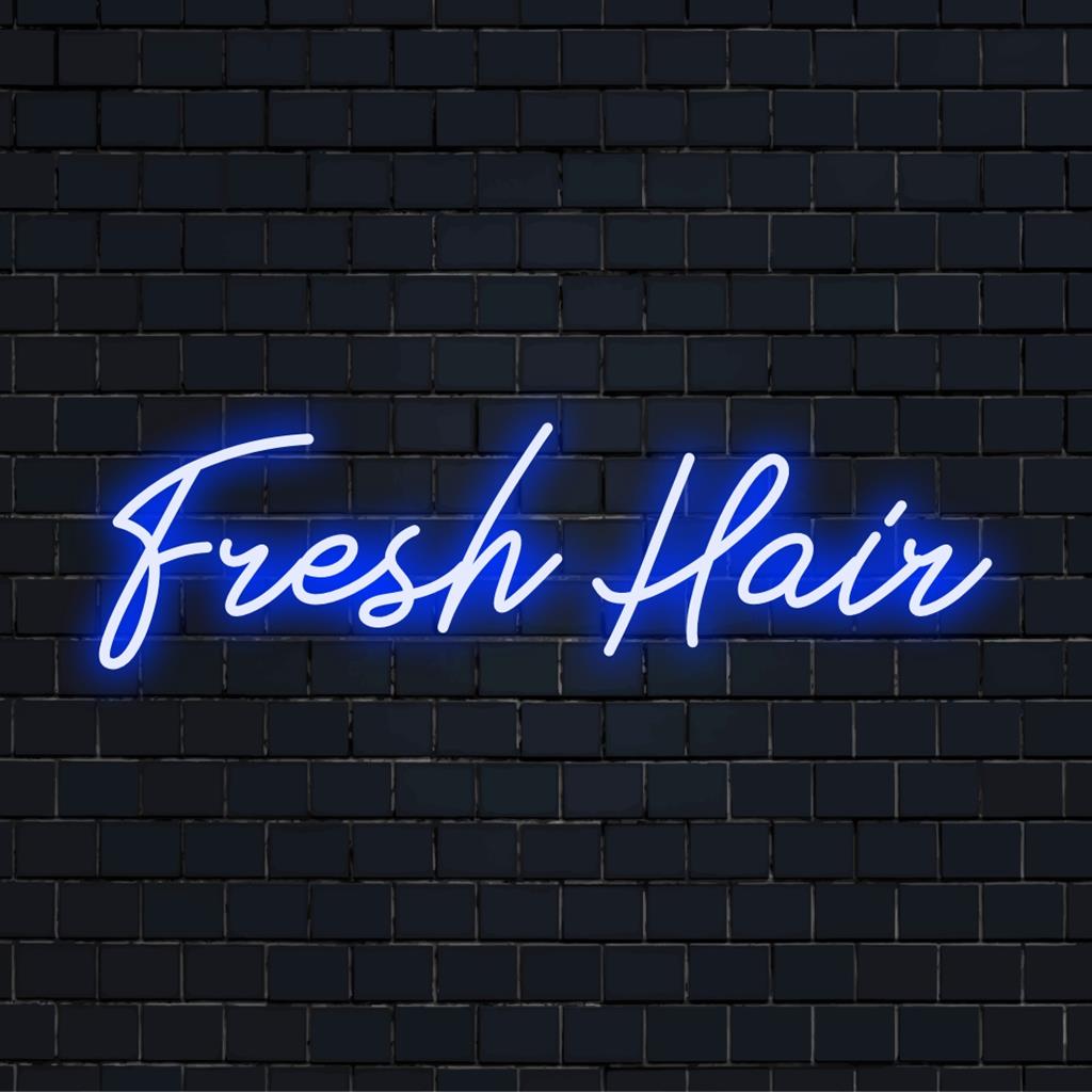Mittatilaustyönä valmistettu LED-neonkyltti, jossa on Fresh Hair -lause, täydellinen salongiin. Kirkasta tilaasi tällä tyylikkäällä neonlisäyksellä.