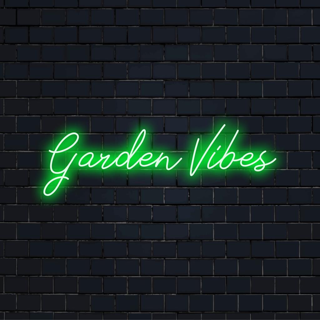 Vibrant Garden Vibes LED-neonkyltti, joka hehkuu täyteläisen vihreänä, täydellinen lisäämään luonnon inspiroimaa kosketusta mihin tahansa tilaan.