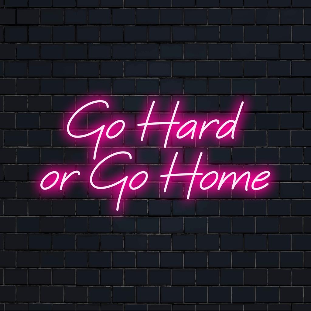 LED-valokyltti Go Hard Or Go Home -kuvauksella, joka on ihanteellinen rohkeaseen persoonalliseen sisustukseen. Kirkas, motivoiva hehku mihin tahansa tilaan.