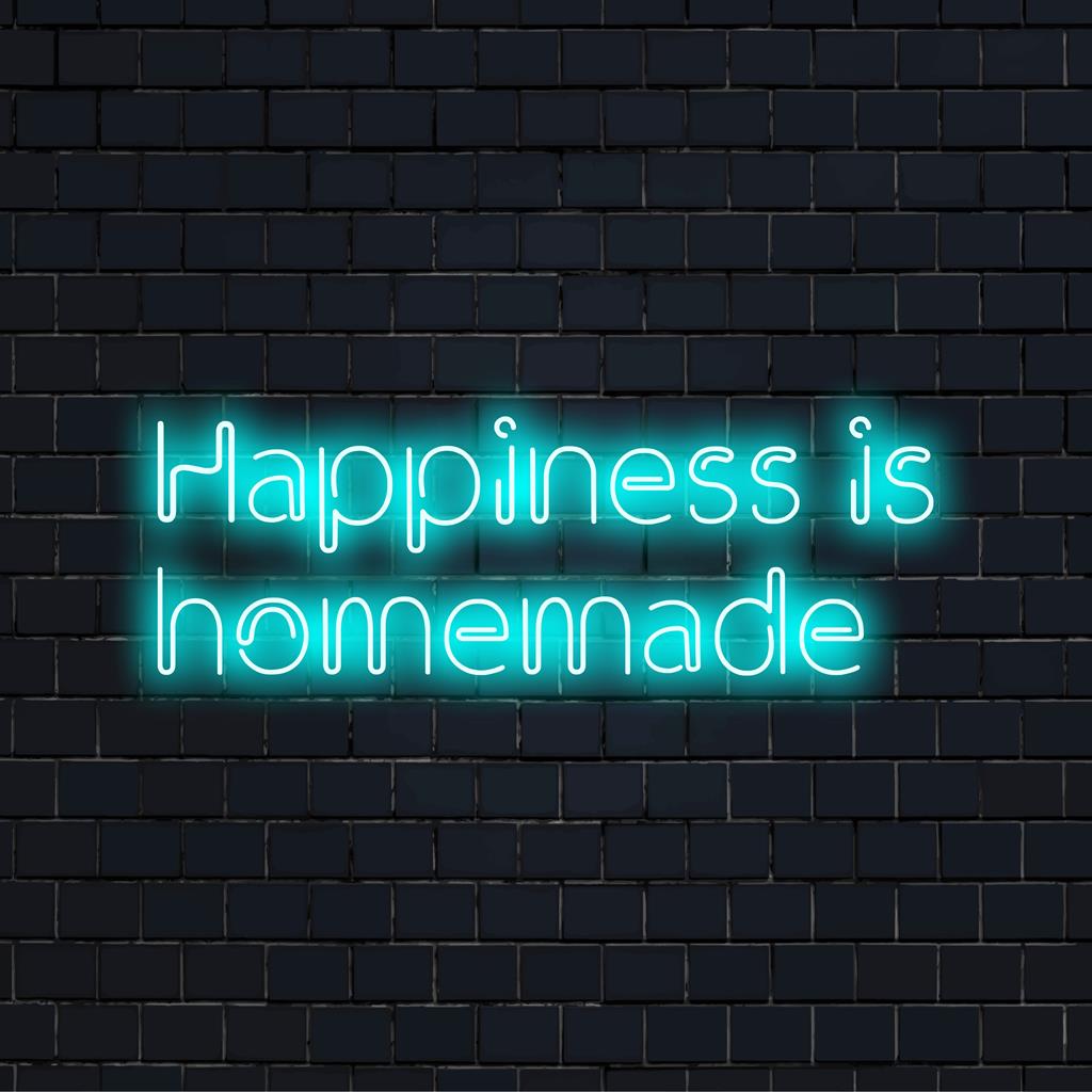Vilkas LED-kyltti, jossa lukee Happiness Is Homemade, lisää iloa mihin tahansa tilaan henkilökohtaisella neonhehkullaan.