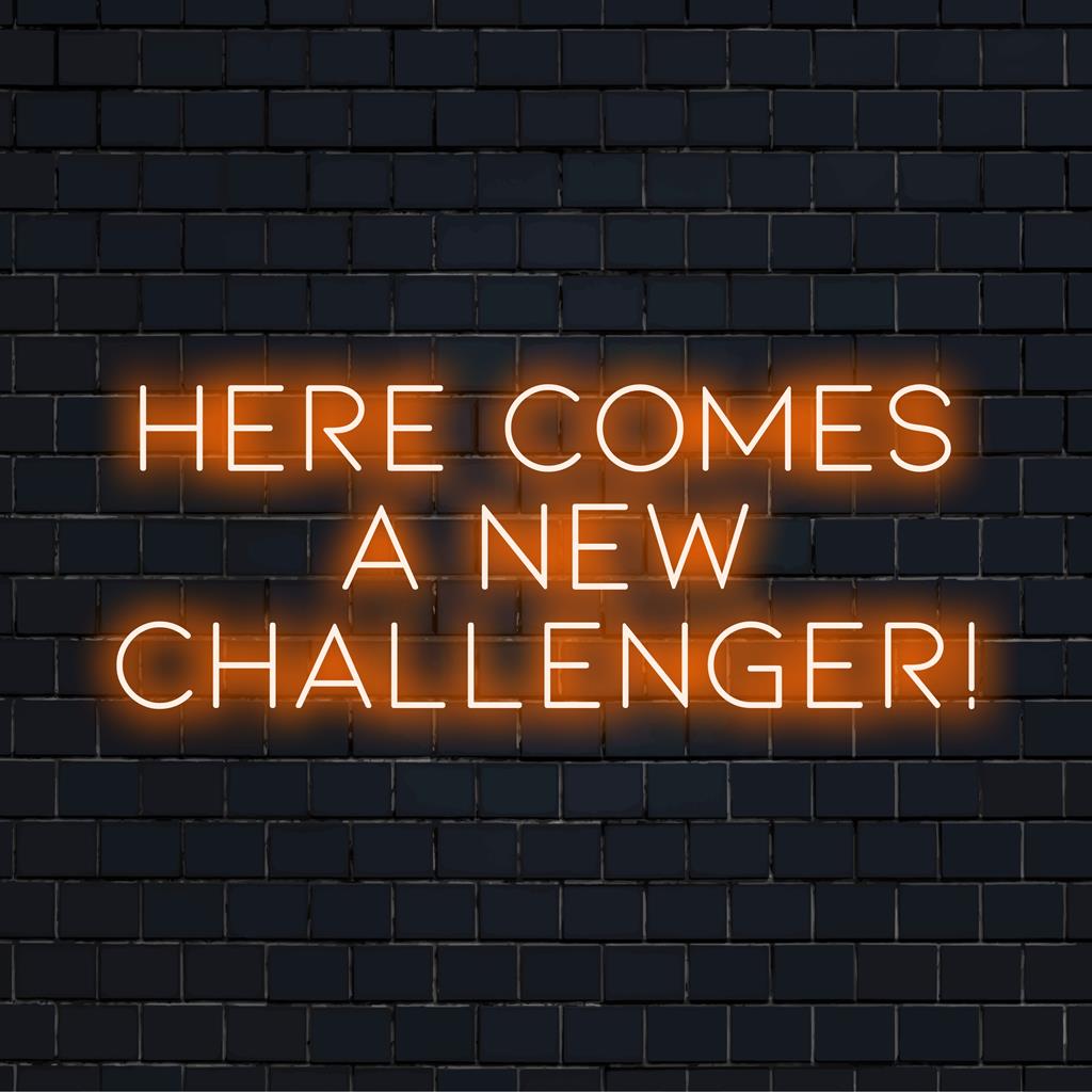 Mittatilaustyönä valmistettu LED-valokyltti, jossa on Here Comes A New Challenger eloisa, hehkuva teksti; täydellinen ainutlaatuiseen vaaleaan sisustukseen.