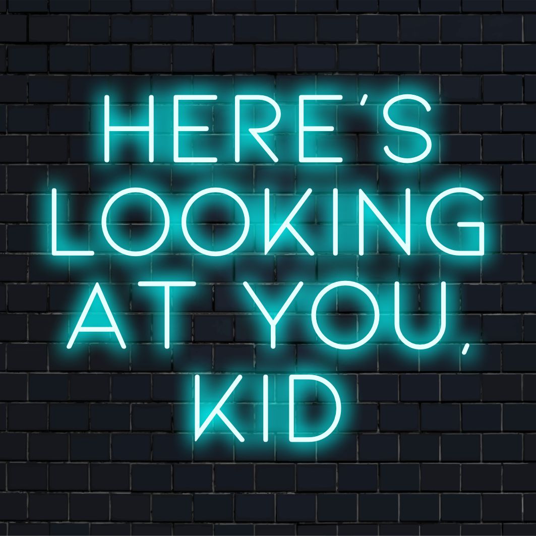 Räätälöity LED-neonkyltti, jossa näkyy Here���s Looking At You, Kid ��� täydellinen lisäämään vintage charmia ja klassista eleganssia tilaan.