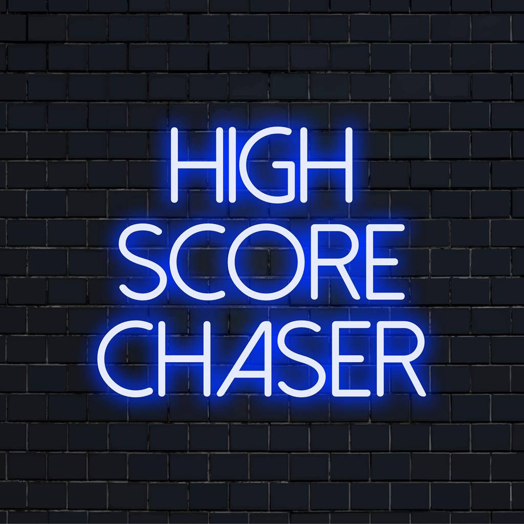 Livlig skräddarsydd LED-neonskylt med namnet High Score Chaser som ger retrospelkänsla till alla utrymmen.