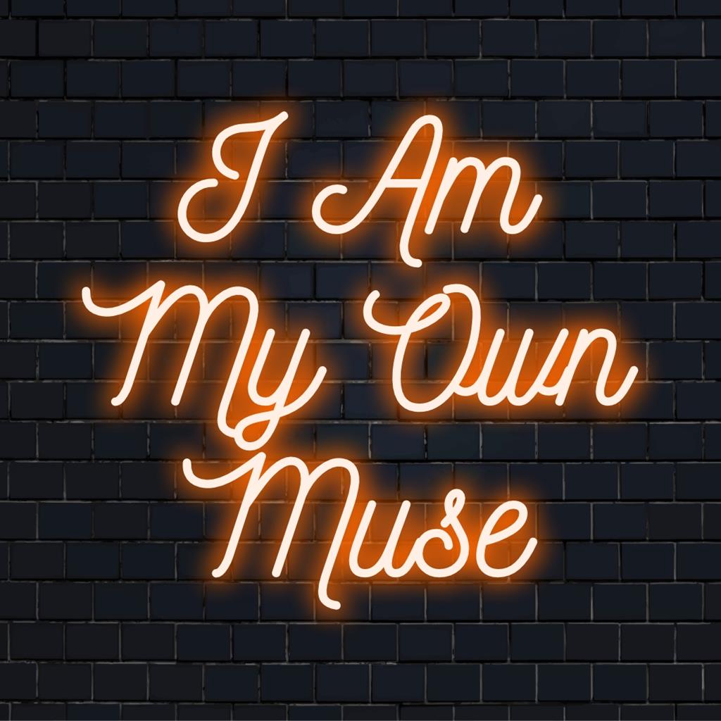 Eloisa LED-valokyltti, jossa lukee I Am My Own Music, sopii täydellisesti persoonallisena neonlainauksena tai räätälöitynä neonseinäkoristeena.