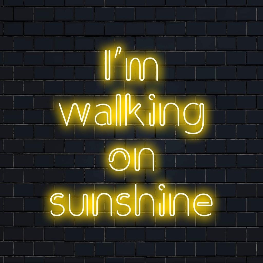 Mittatilaustyönä valmistettu LED-valokyltti, jossa lukee I'm Walking On Sunshine, säteilee elävää ympäristön valoa kodin sisustukseen.