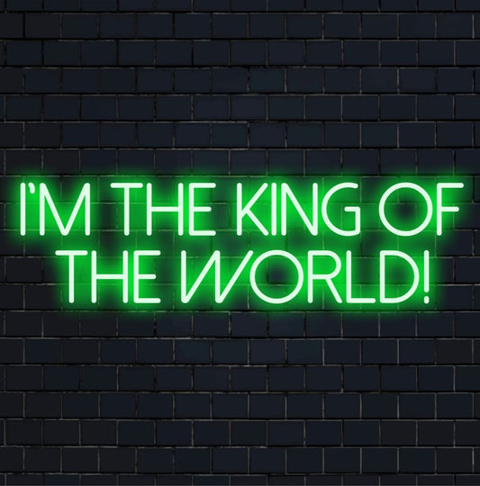 Kirkkaasti valaiseva käsikirjoitus leikkisässä muotoilussa, tämä mukautettu LED-valokyltti julistaa, että olen maailman kuningas! erottuvaan sisustukseen.