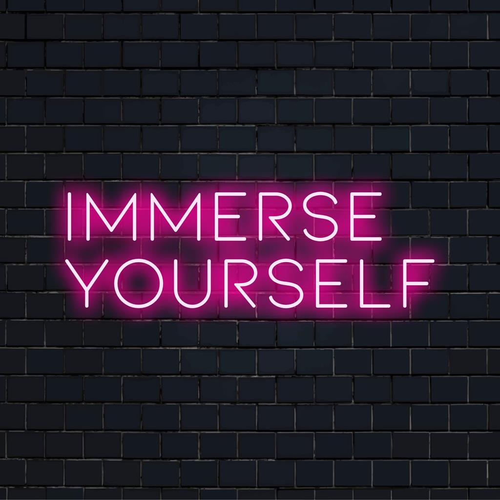 Eloisa LED-neonkyltti, jossa on lause "Immerse Yourself", joka yhdistää modernin sisustuksen ja mukautettavan valaistuksen.