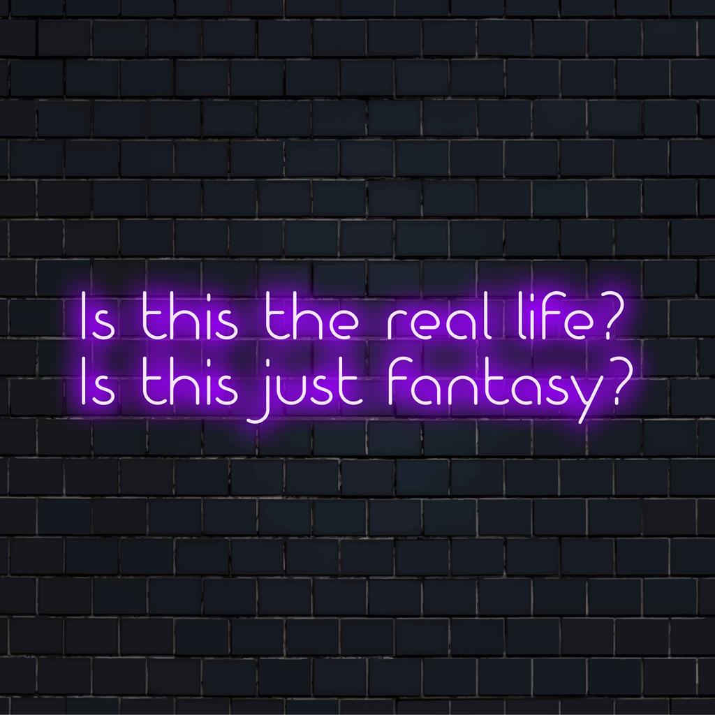 Anpassad LED-neonskylt med texten Is This The Real Life Is This Just Fantasy upplyst i ljusa, fängslande färger.