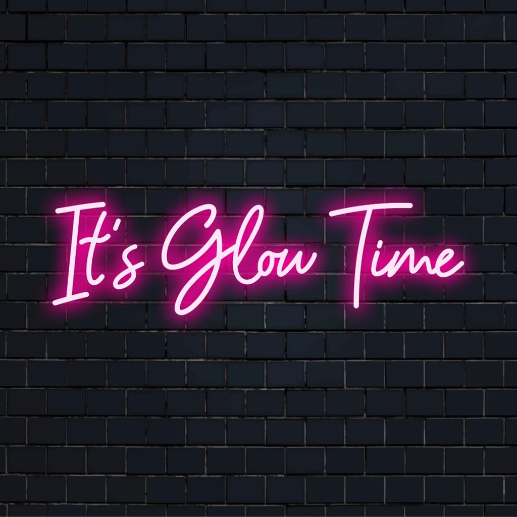 Anpassad LED-neonskylt som visar It's Glow Time med strålande bokstäver, perfekt neonljusdekor för alla utrymmen.
