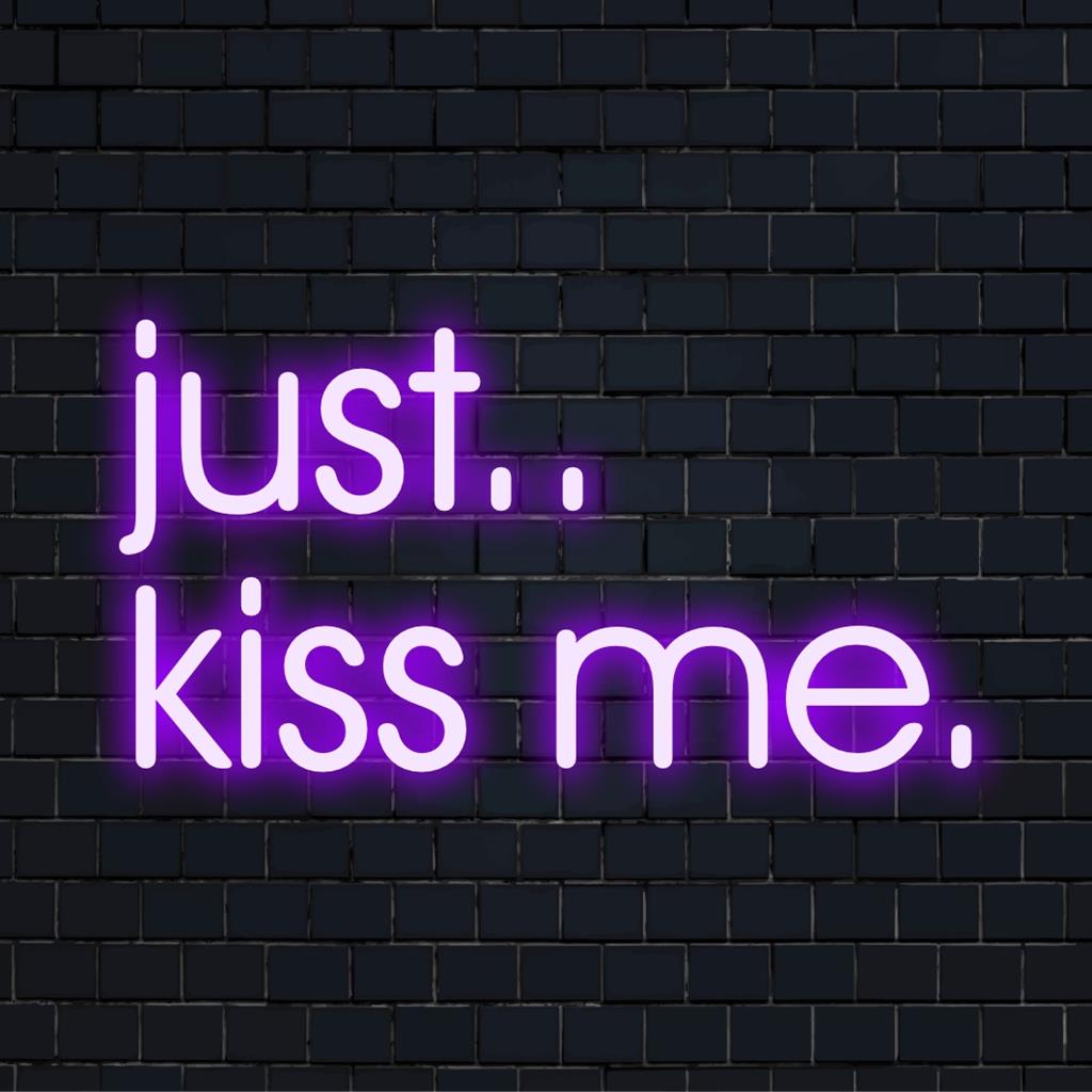 Denna Just.. Kiss Me neonskylt är upplyst med livfulla lysdioder och fungerar som en elegant och romantisk inredning för moderna utrymmen.