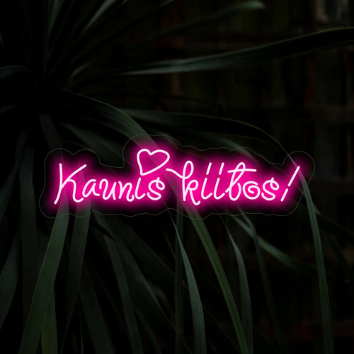 "Kaunis Kiitos! Neonskylt" - Lys upp din tacksamhet med denna vackra neonskylt. Dess varma glöd ger en touch av elegans till utrymmen där uppskattning omhuldas.