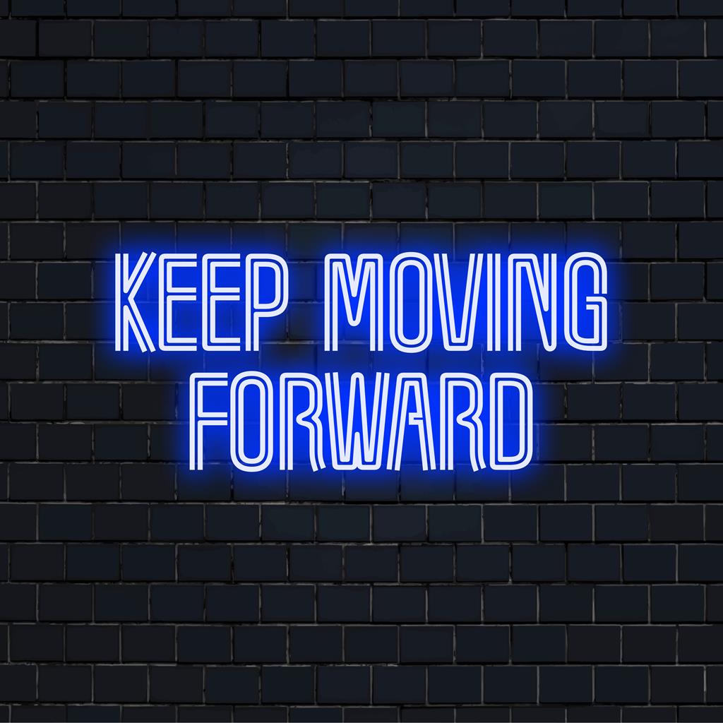 Tyylikäs LED-neonkyltti inspiroivalla tekstillä Keep Moving Forward, täydellinen motivoivan silauksen lisäämiseen mihin tahansa tilaan.