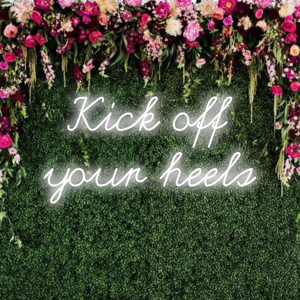 Mukautettu LED-valokyltti, jossa lukee Kick Off Your Heels, täydellinen tyylikkääseen ja persoonalliseen neonsisustukseen.